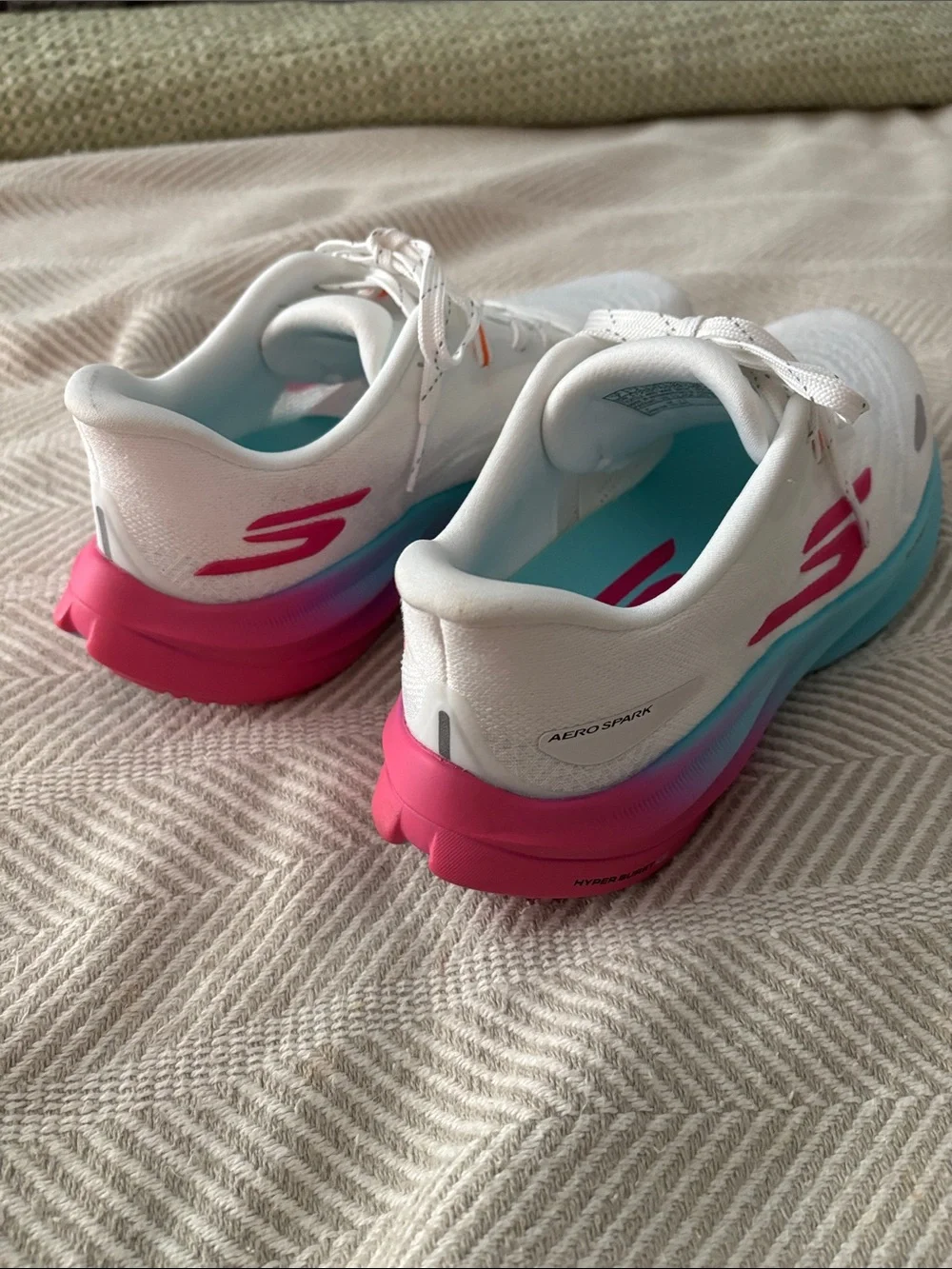 SKECHERS Aero Spark Women’s Size 7M Running Shoe